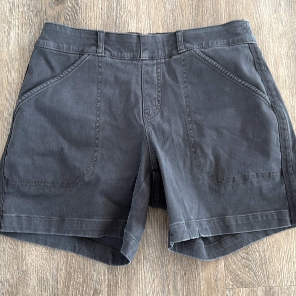 SPANX Twill 6” short - Picture 2 of 5